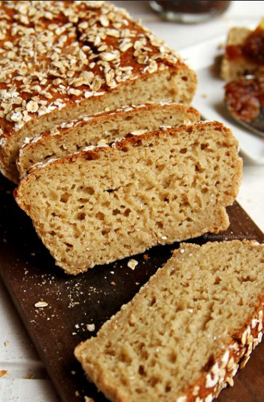 Pão caseiro sem glúten recém-assado